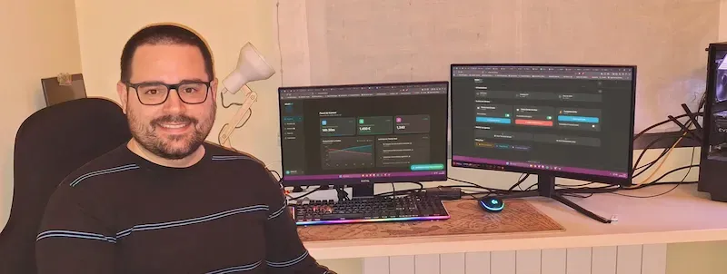 José Javier Martínez con el panel de control